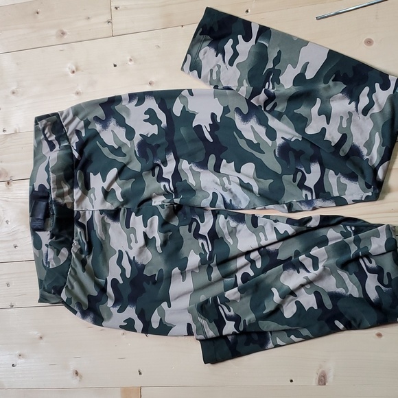 Kardashian camo leggings. - Picture 1 of 4